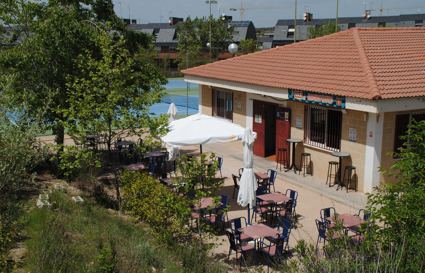 Terraza y pistas de la instalación