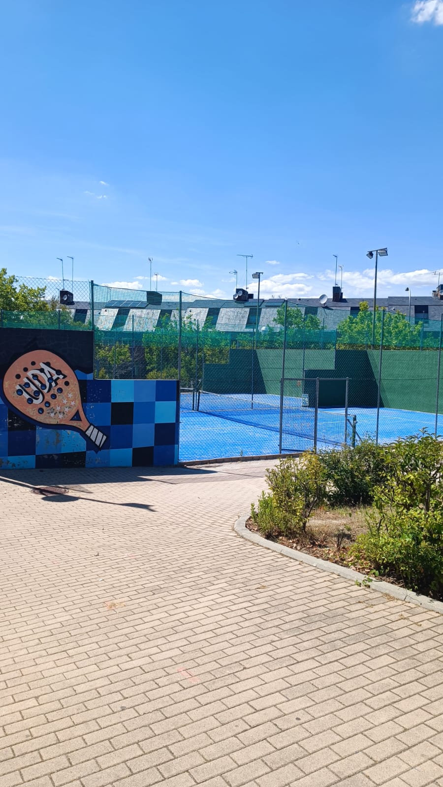 Acceso y pistas de pádel de la instalación