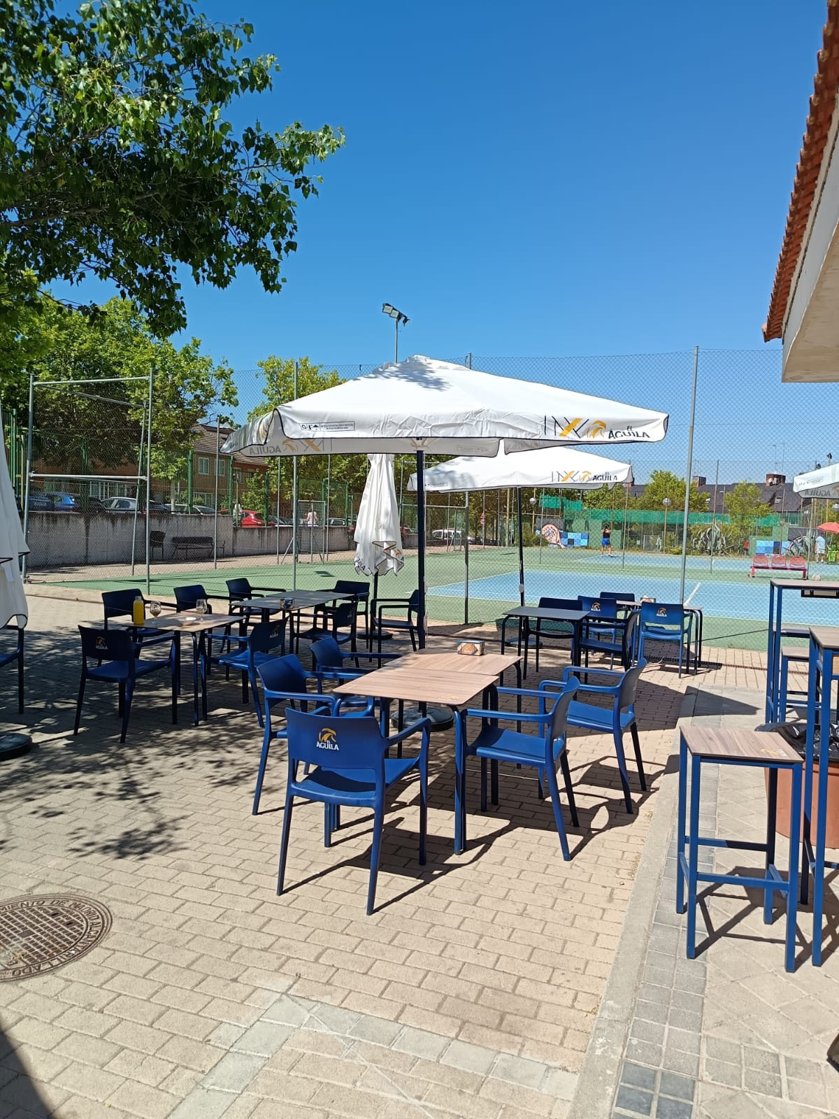 Terraza exterior del club preparada para eventos