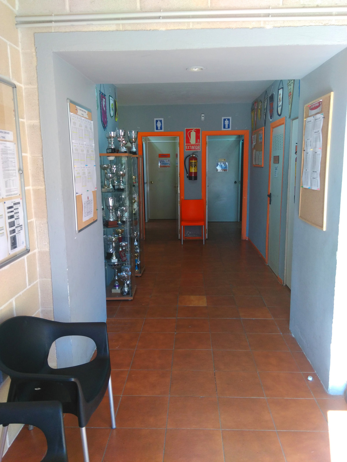 Pasillo de vestuarios y trofeos del club
